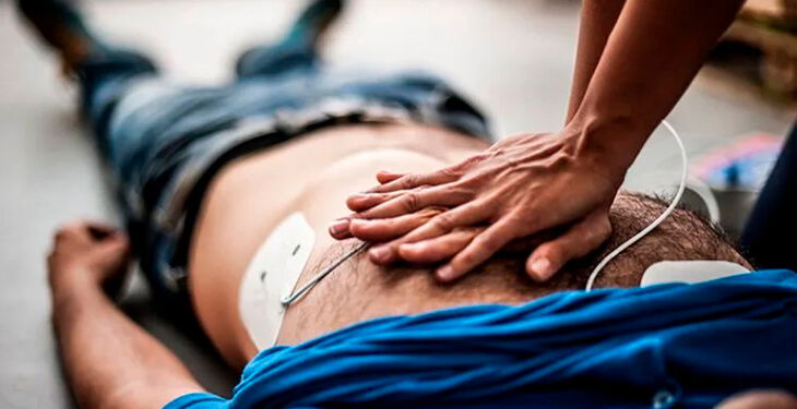 Imagen de primeros auxilios con desfibrilador